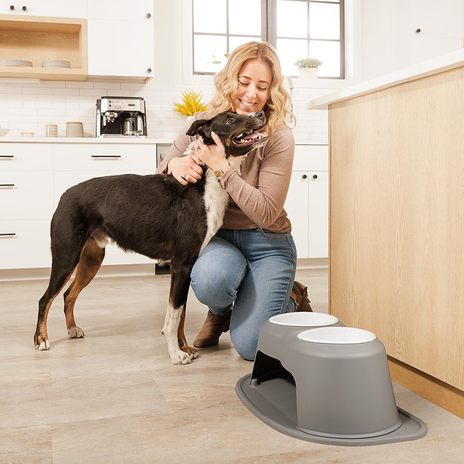 https://images.baxterboo.com/global/images/products/large/weathertech-elevated-double-diner-with-white-poly-dog-bowls-dark-gray-7463.jpg